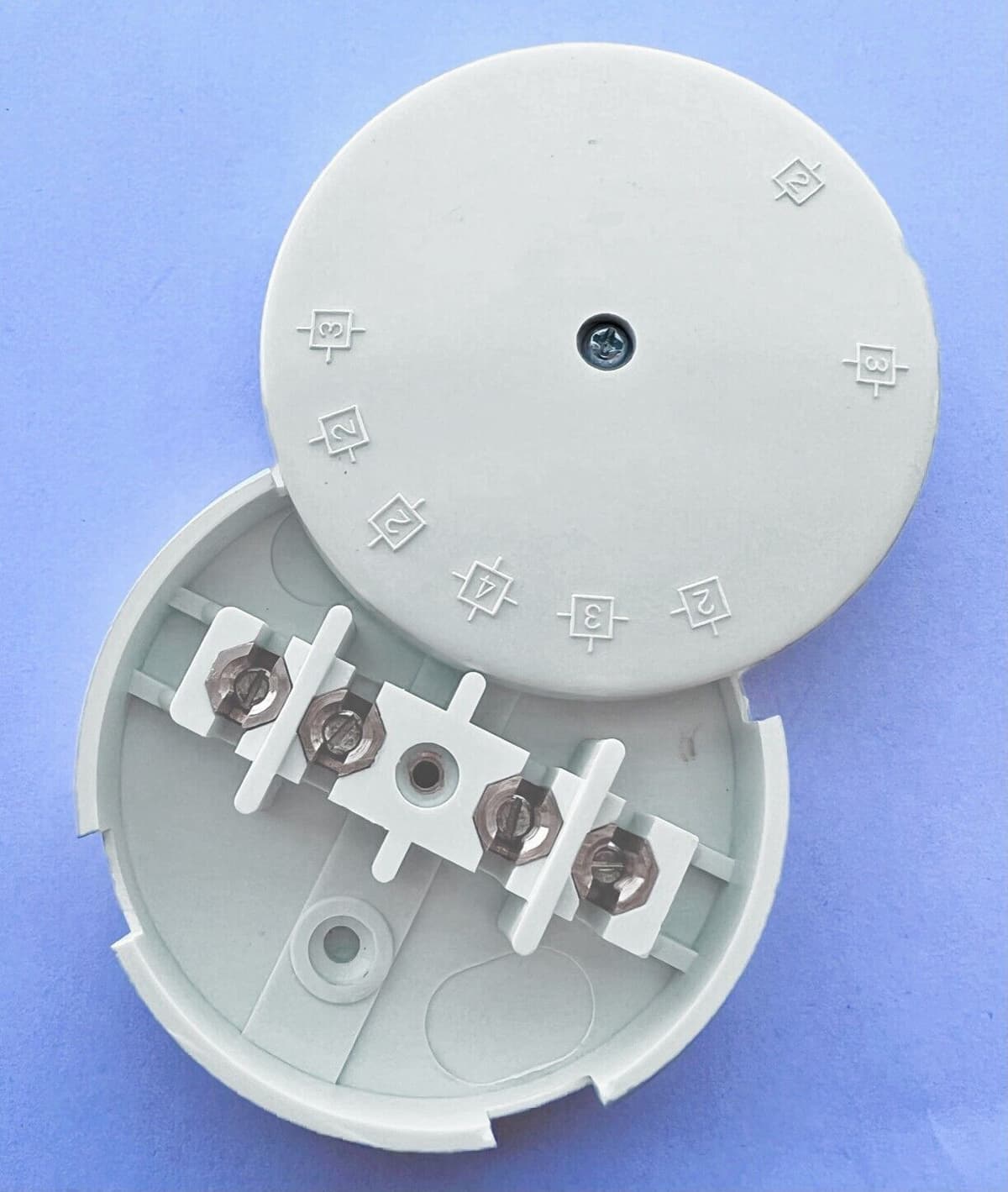 STATUS  20a Round Junction Box
